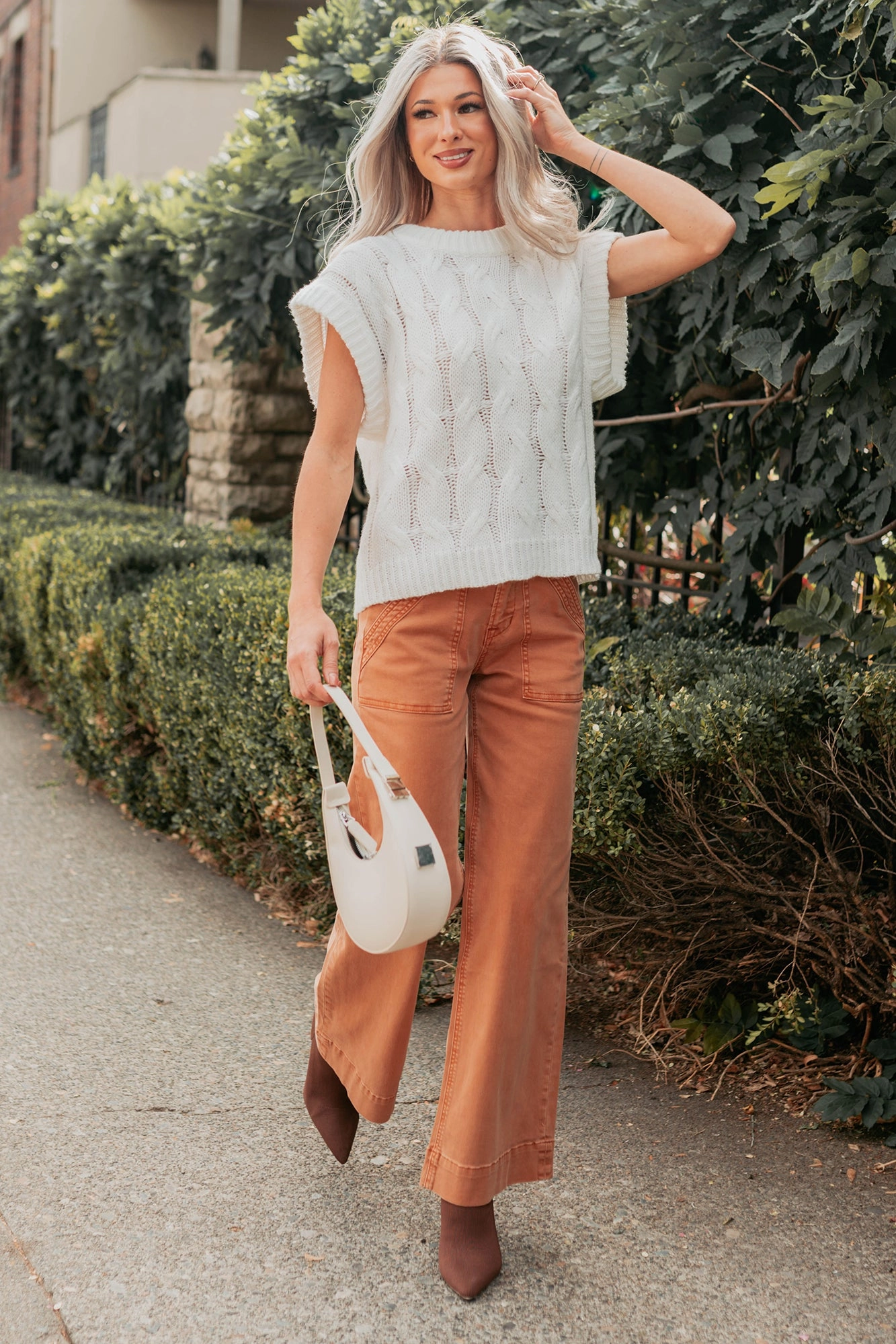 FasteningHood Comfortable Collar Don't Envy Me Cable Knit Sweater Vest (White)