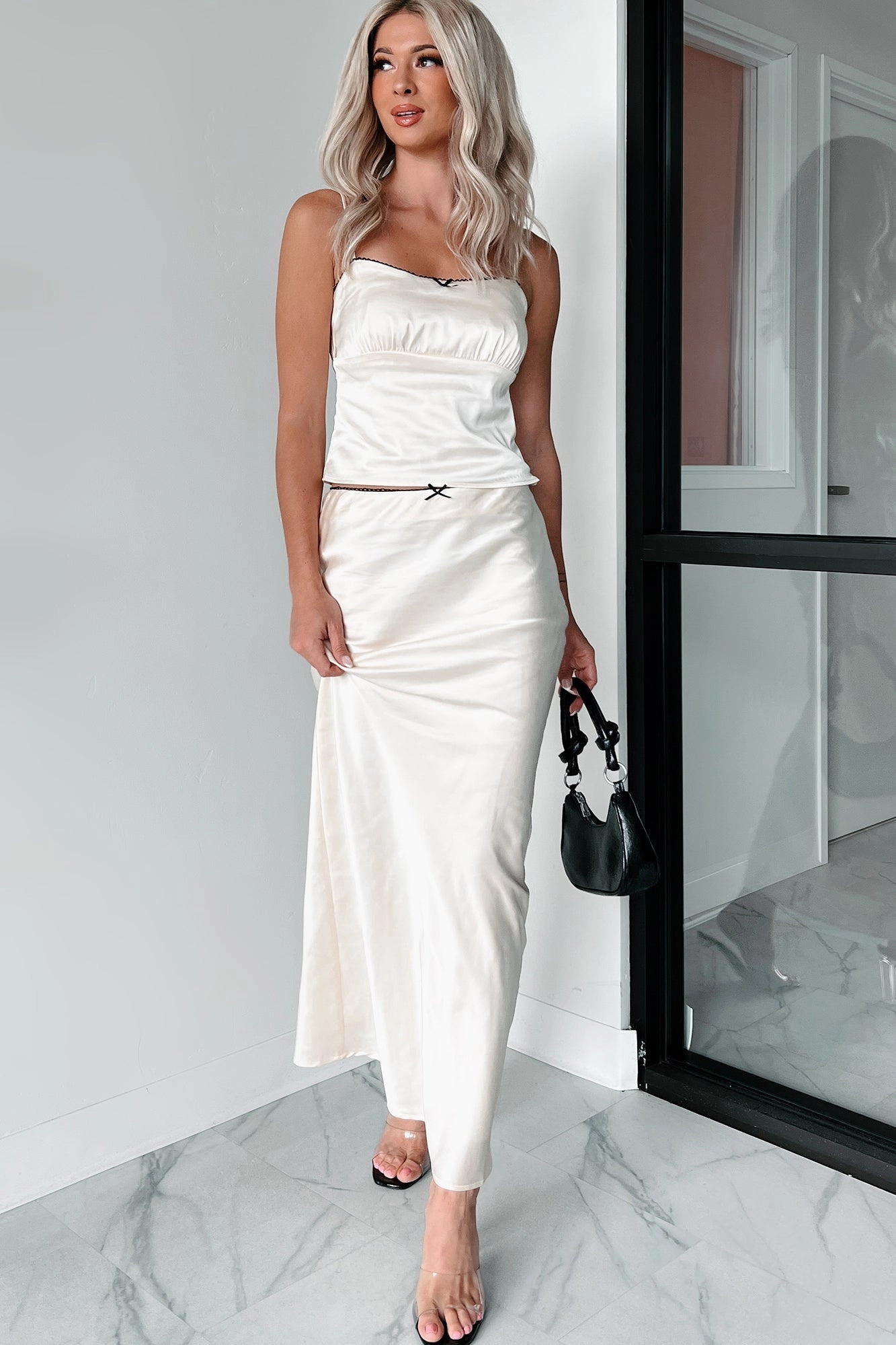 Light Fit Tagless Labeling Always Delightful Satin Skirt (Cream)