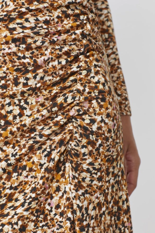 CESARIA DRESS Timeless Line Street Motion