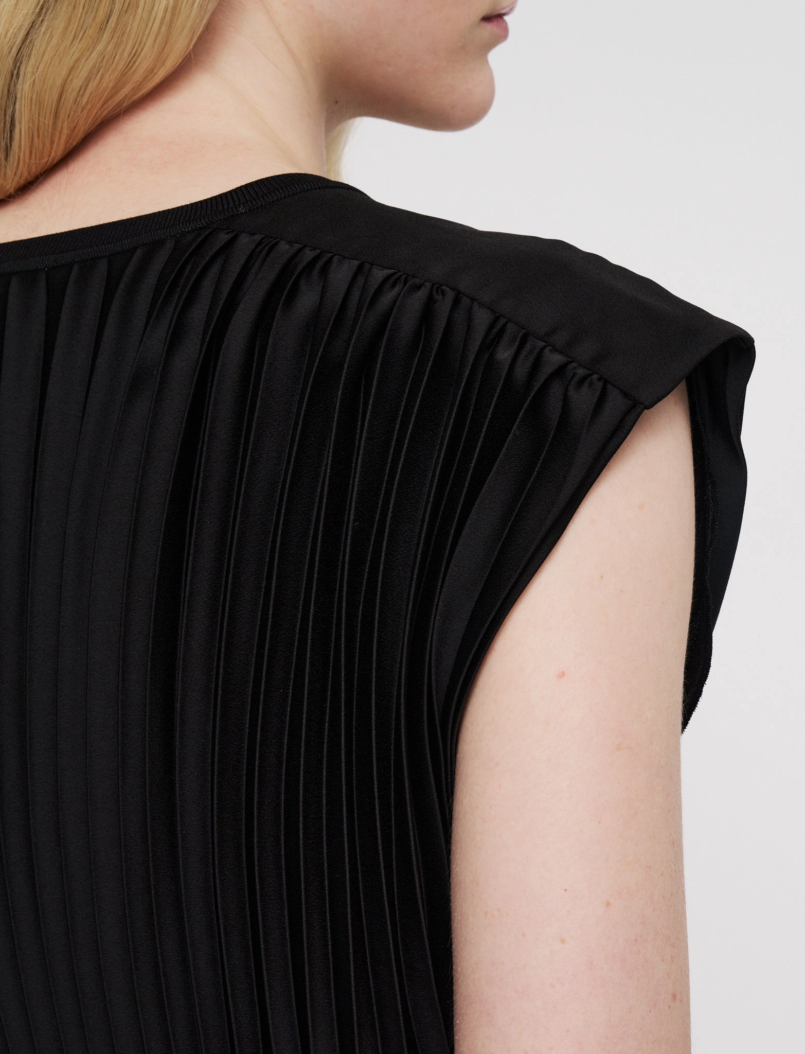 Breathable Fit Volta Knit Weave Pliss Dress