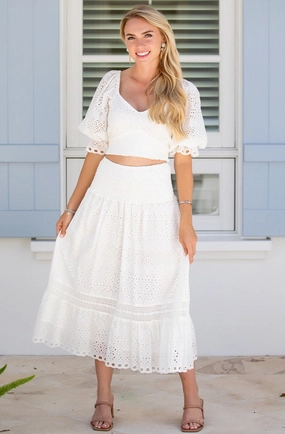 Outfit Display Easy Layer Cape Skirt / White Eyelet