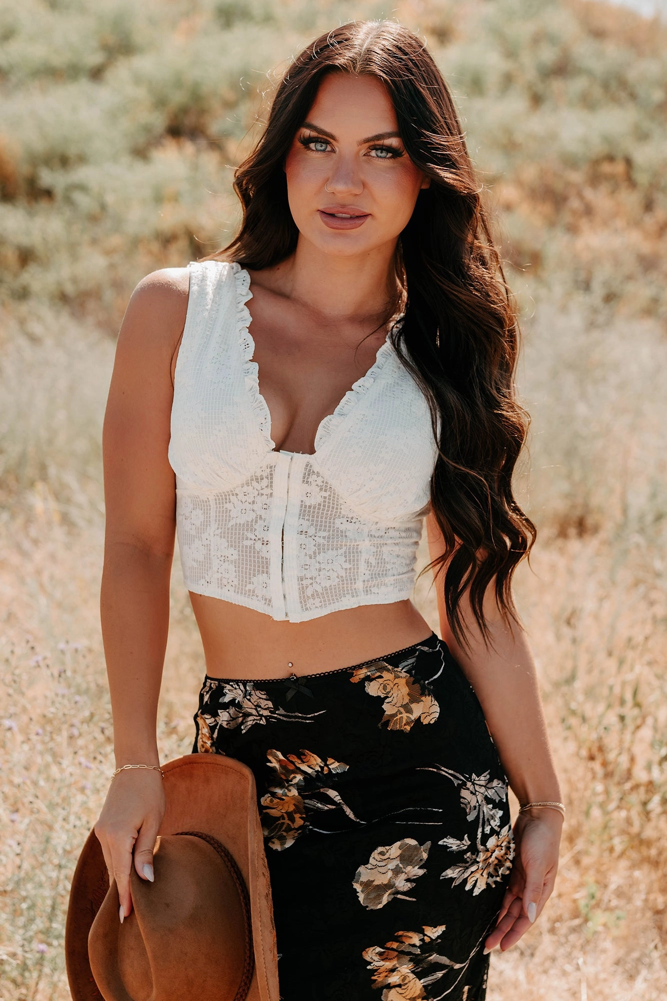 Stylish Look Dream In Gold Sleeveless Floral Lace Top (Cream)