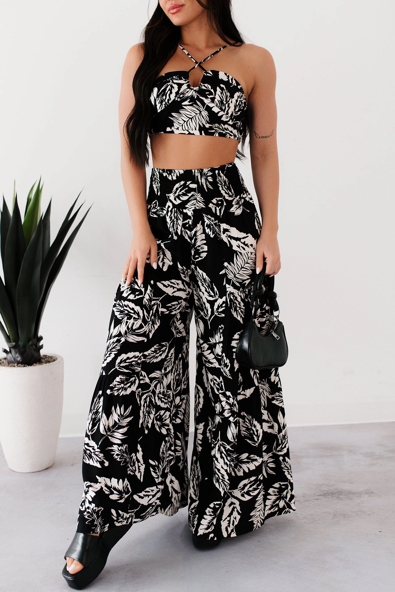 Comfy Look Casual Vibes Elegant Ease Leaf Print Halter Top & Pants Set (Black/Cream)