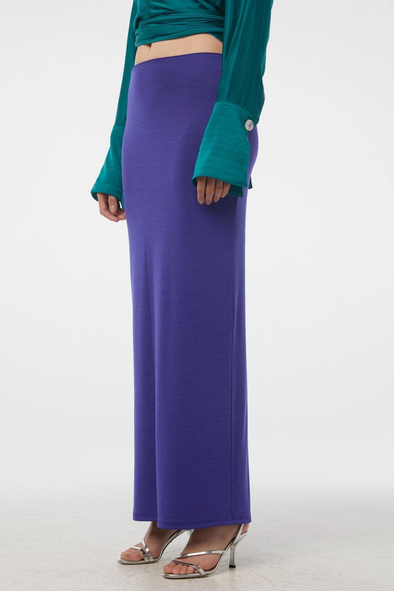 EIZA SKIRT Abrasion Resistant Surface Minimalist Design