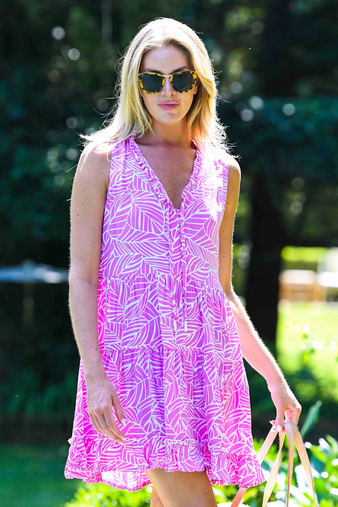 Sleek Look Kaia Dress Short / Magenta Leaf