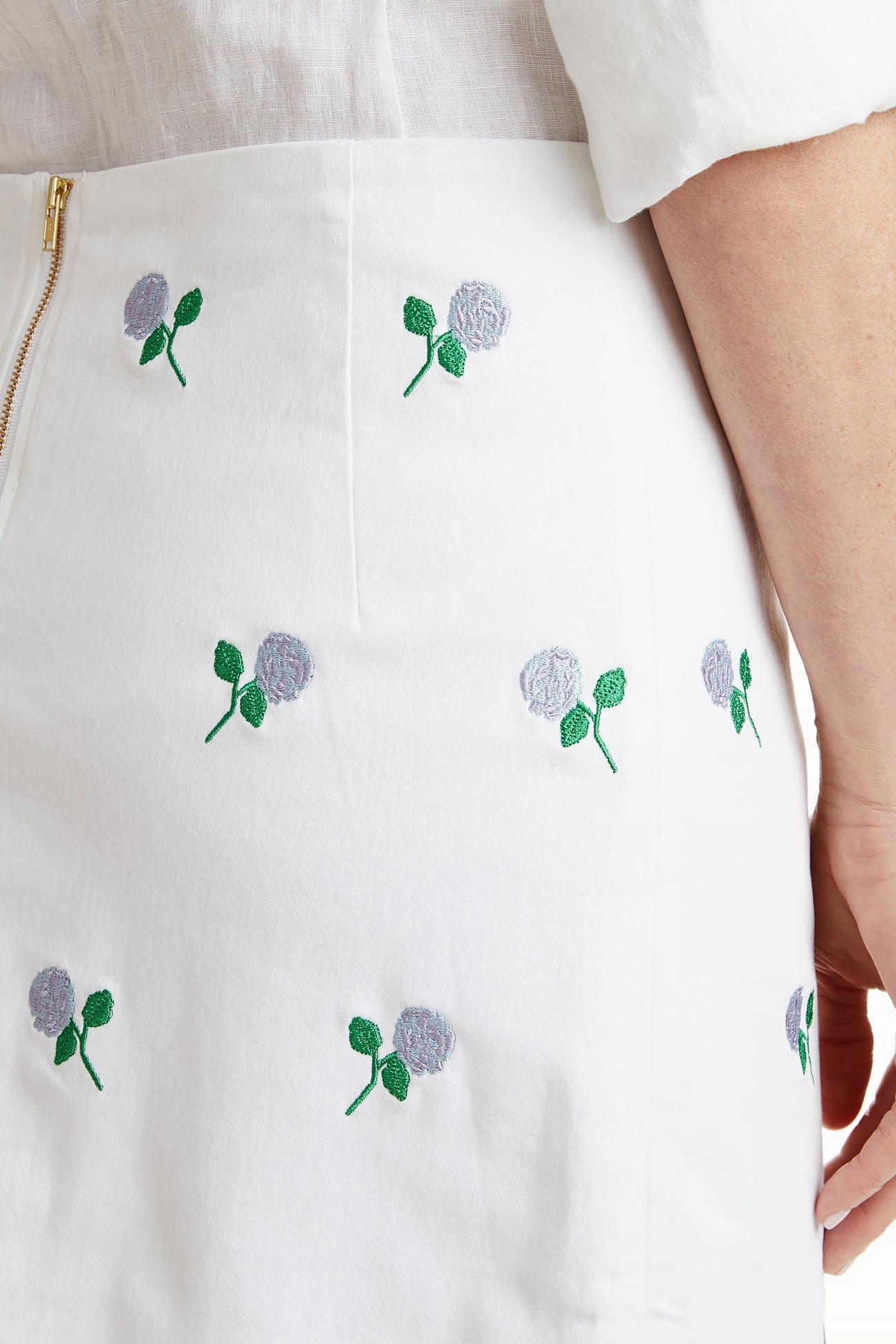 Ali Skirt Stretch Twill White with Hydrangea Outfit Mood Elegant Look