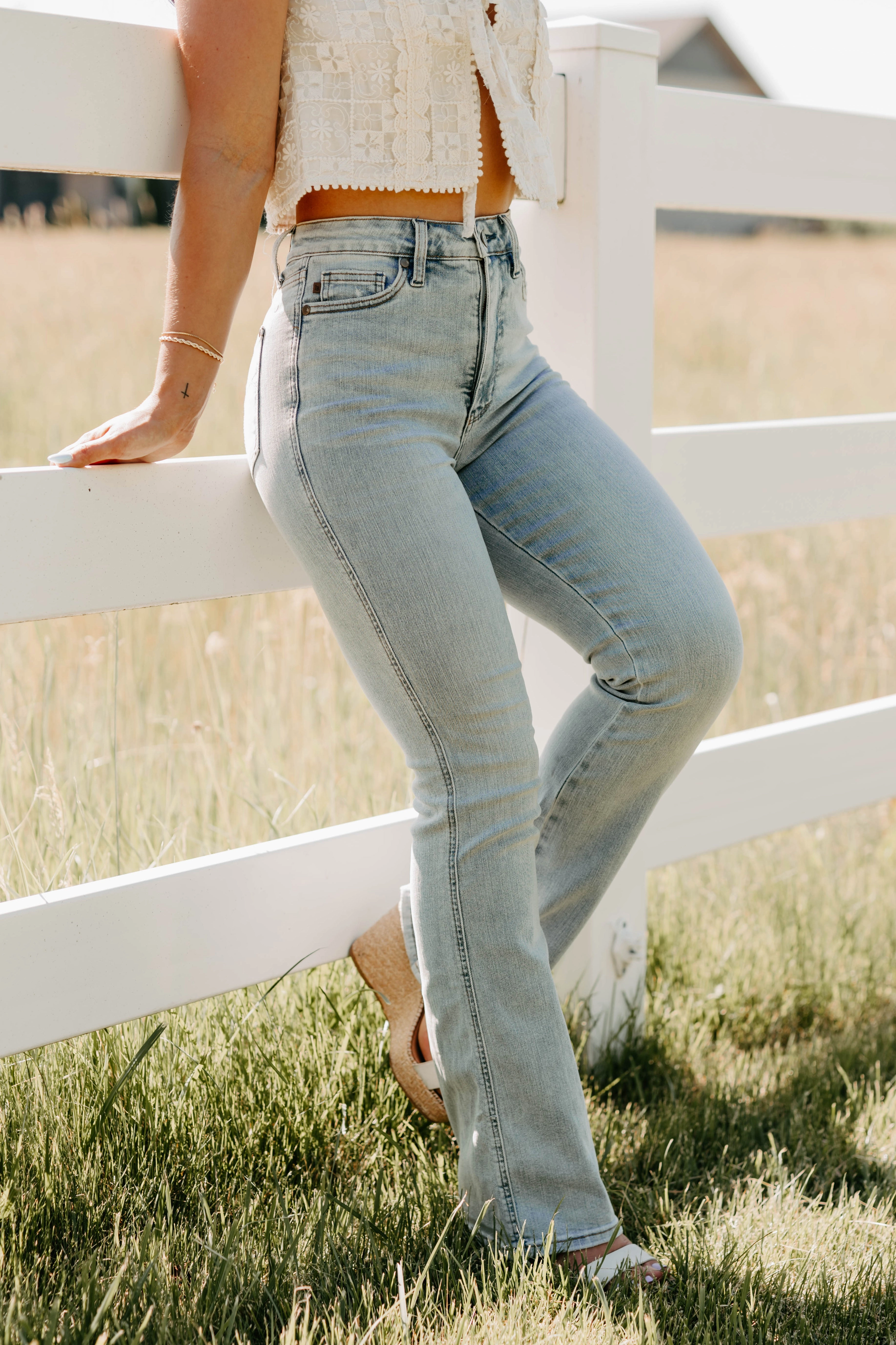 Comfortable Fit Look Tight Waist Isa Tummy Control Bootcut Judy Blue Jeans (Light)