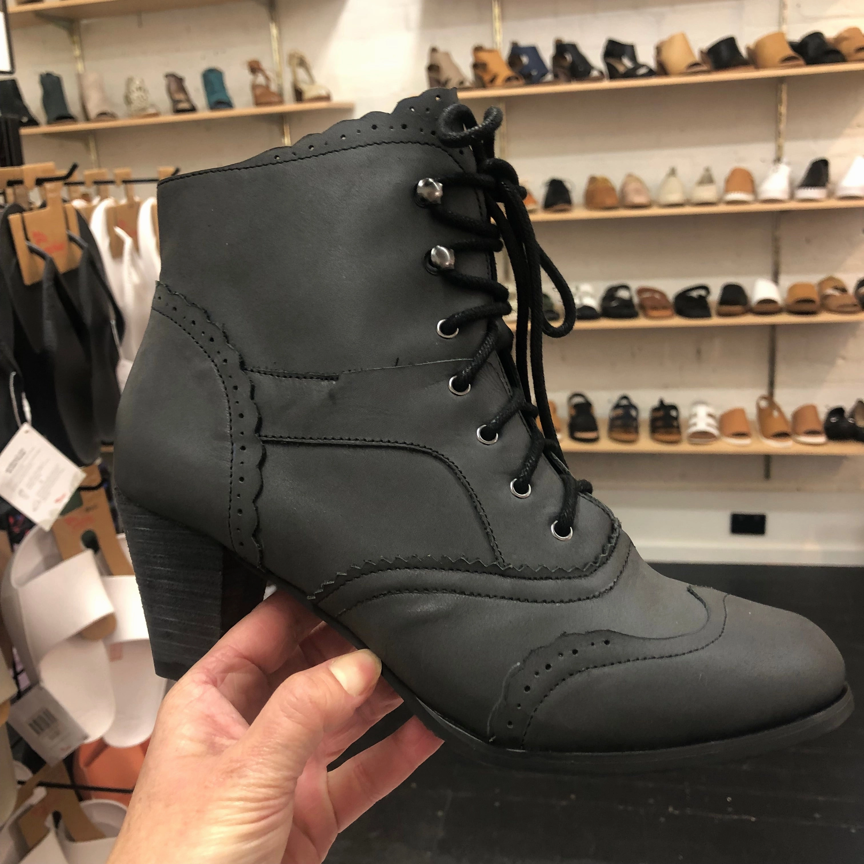 Traction Lug Pattern Comfort Flex Polly Otis ~ Black ~ Bone ~ Leather with Antique finishes