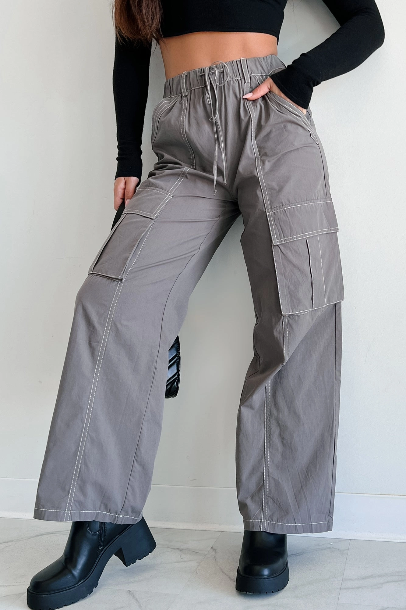Macaulay Wide Leg Cargo Pants (Graphite) Roomy Shape Seamless Technology