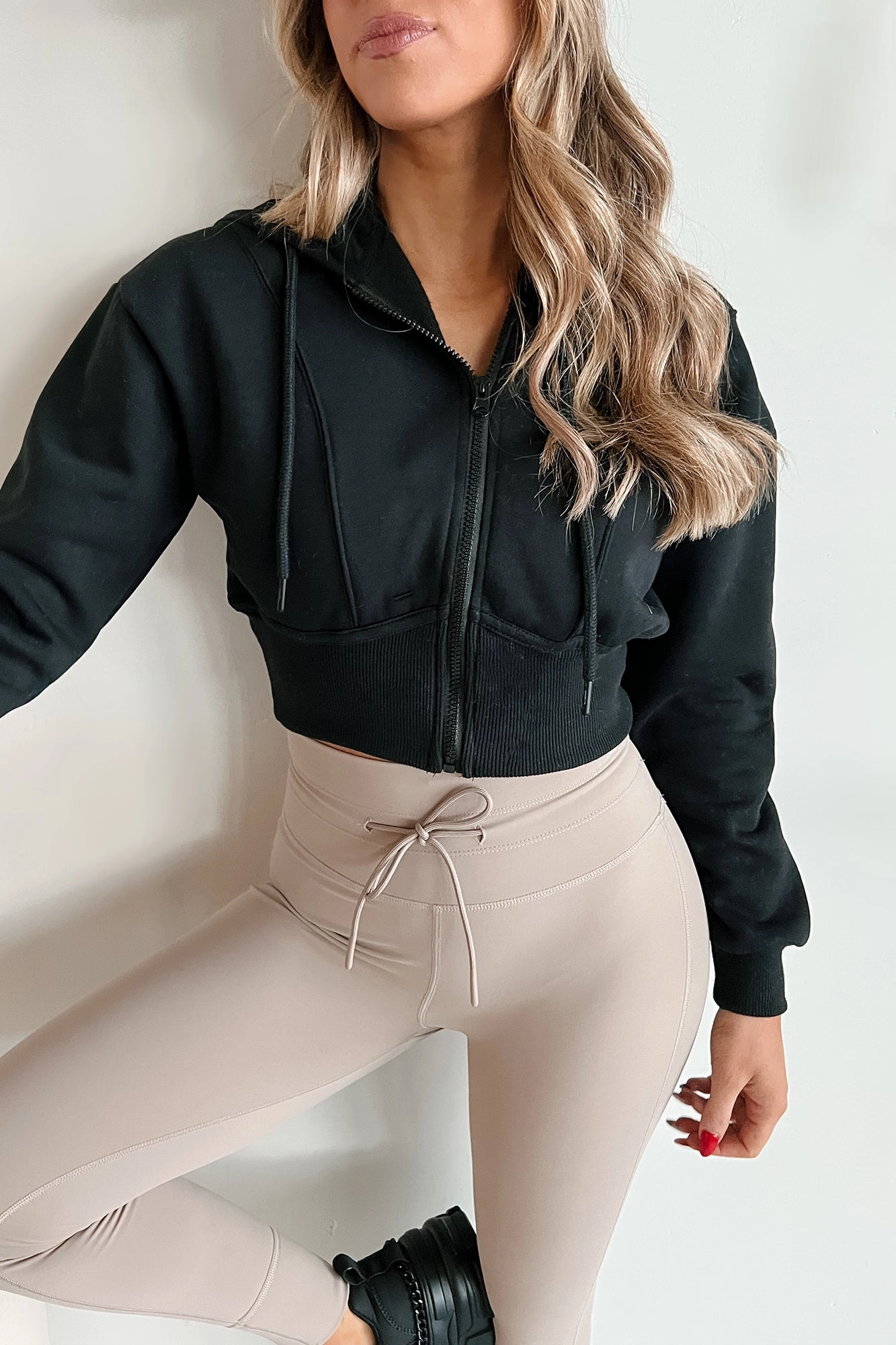 Chic Look DoubleStitched Hem Rawlin Crop Zipper Hoodie (Black)