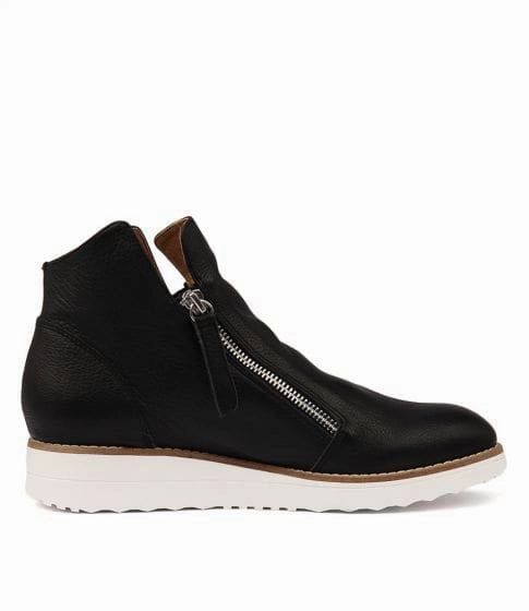 Top End Ohmy ~ Black ~ Tan ~ Cafe Waterproof Adventure Journey Smooth Soles