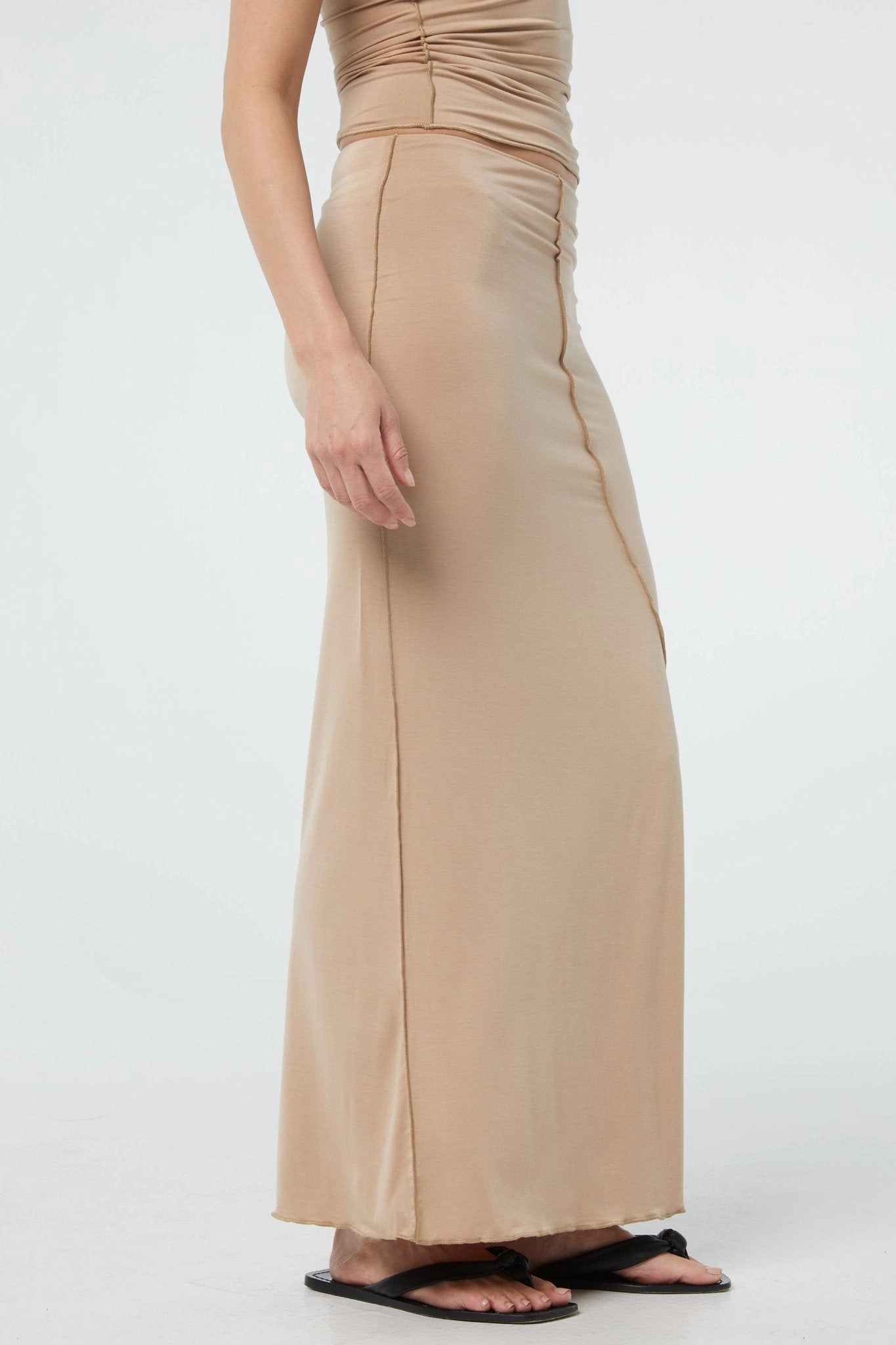 VANA SKIRT Flexible Knee Articulation