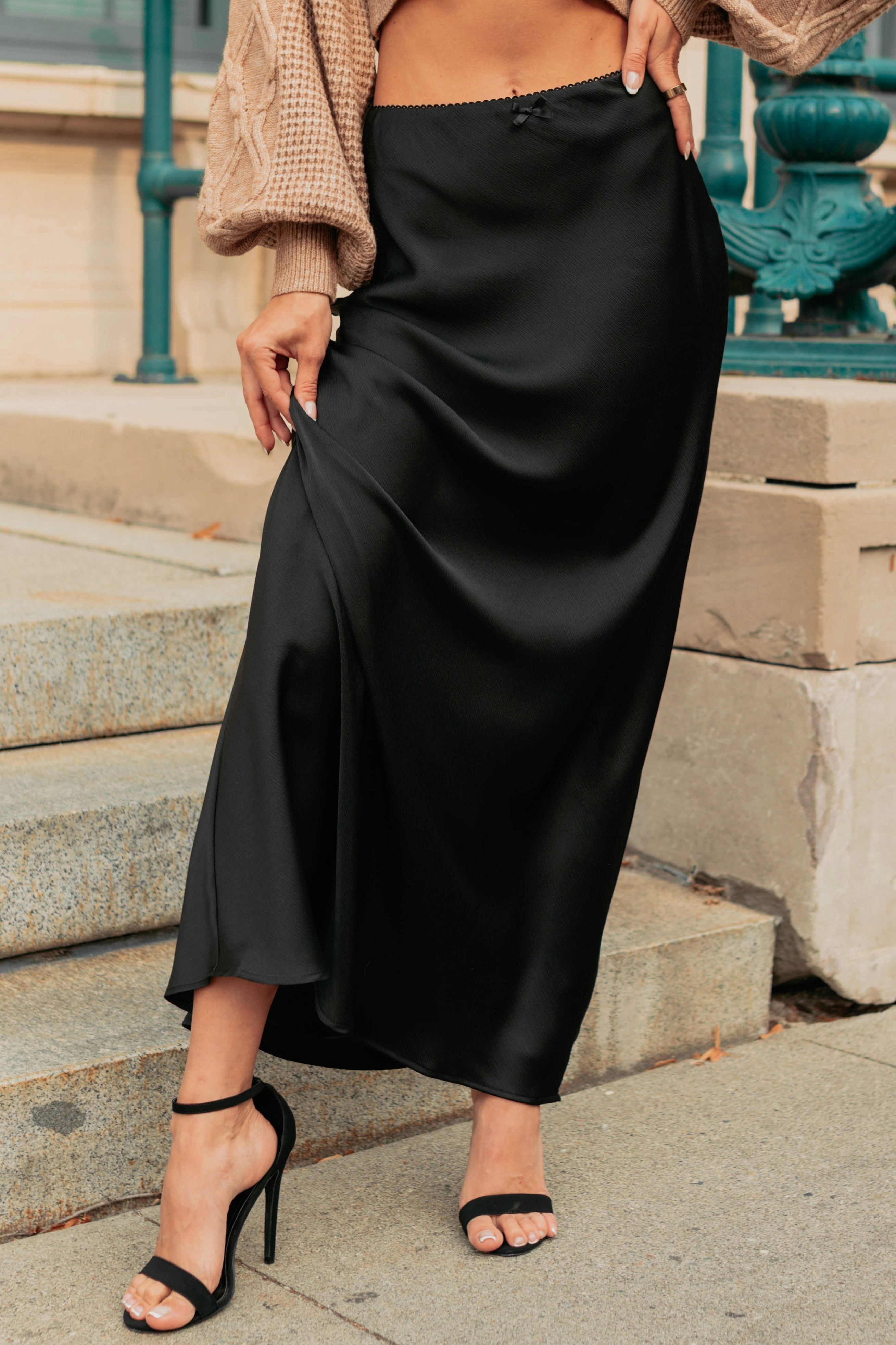Outfit Essence Chic Knows Best Textured Maxi Skirt (Black)